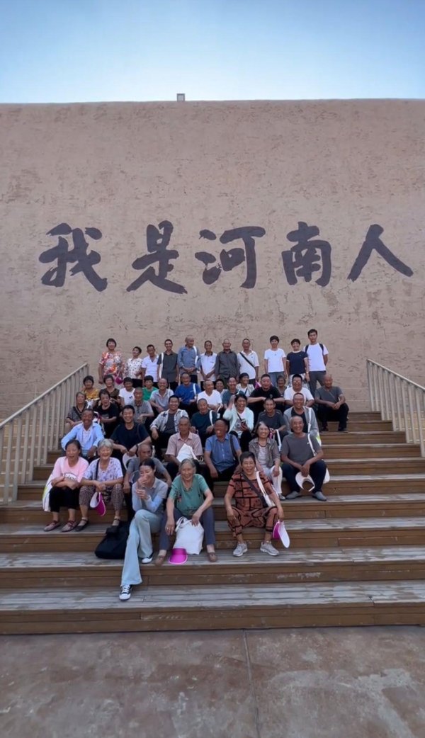 银河策略 河南27岁卖货女孩带村里46名老人游郑州，村民：她人品相当好，大家都很信任她